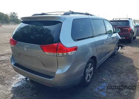 2012 Toyota Sienna Le V6 8 Passenger z USA, uszkodzony, nr VIN 5TDKK3DC5CS263417